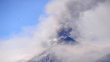 Núi lửa Guatemala phun cột tro bụi cao 10km, 7 người chết