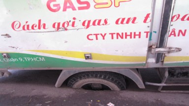  Xe chở gas sụt hố tử thần 