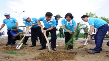 Ra quân làm sạch môi trường biển Cà Mau