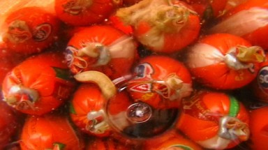   Đề nghị thu hồi hàng loạt xúc xích đầy dòi bọ