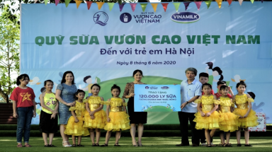 Vinamilk và Quỹ sữa Vươn cao Việt Nam trao tặng 120.000 ly sữa cho trẻ em Hà Nội