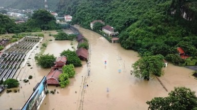 Người dân chèo thuyền trên quốc lộ ở Quảng Ninh