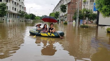 Muốn vào “làng” biệt thự phải... chèo thuyền