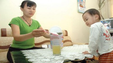 Có nên pha sữa với nước nguội?
