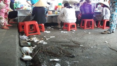 Ăn chung với… rác