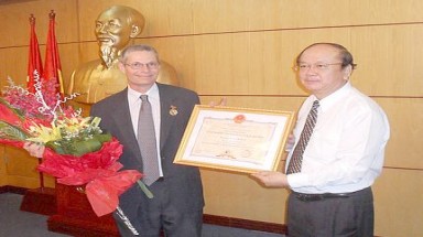   Trao kỷ niệm chương “Vì sự nghiệp tài nguyên và môi trường”