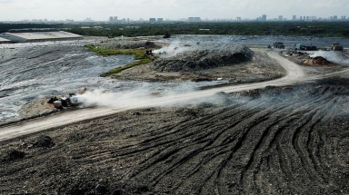 Bên trong bãi rác khổng lồ gây mùi hôi cho khu Nam Sài Gòn
