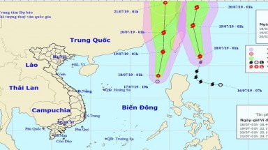 Bão Danas và áp thấp nhiệt đới "chạy song song" trên biển