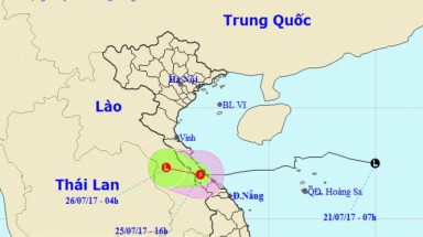 Bão suy yếu thành áp thấp nhiệt đới, miền Trung mưa lớn
