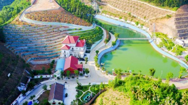 Rất đau khi dân còn nghèo mà cán bộ thì xây biệt phủ