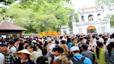 Văn Miếu hỗn loạn trước giờ vượt vũ môn