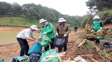 Lâm Đồng: Rác thải nông nghiệp, vỏ thuốc bảo vệ thực vật gây ô nhiễm