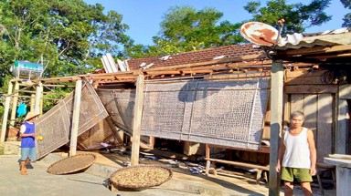 Lốc xoáy làm 13 nhà dân bị tốc mái