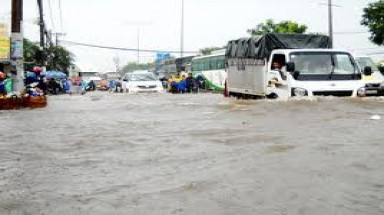  Tiền Giang: Mưa lớn, nhiều tuyến đường chìm trong nước 