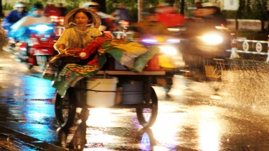 Rong ruổi mưu sinh trong mưa
