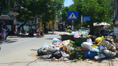"Mời các anh về nhà chúng tôi ăn cơm đầy ruồi nhặng xem có ăn được không"