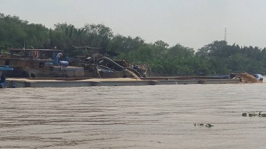 Bắt quả tang nhiều tàu đang hút cát trái phép trên sông Đồng Nai