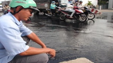  Bình Dương: Khiếp đảm nước đen chảy trên đại lộ