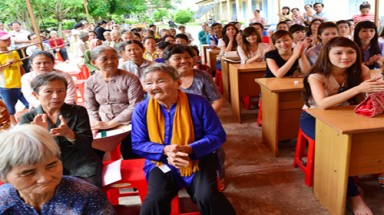 Từ thiện hay chiêu đánh bóng của "chân dài"?
