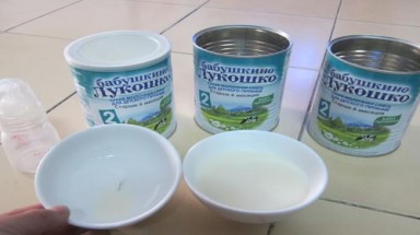 Có cặn đen trong sữa bột cho trẻ sơ sinh