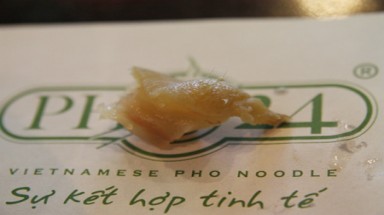 Phở 24 bị nghi "làm giả" gân bò