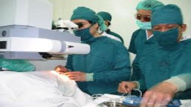  Phẫu thuật lấy sâu dài 13cm trong mắt