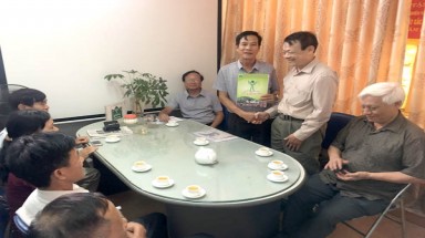 VACNE trao quyết định công nhận cây cổ thụ địa phương là Cây Di sản Việt Nam cho lãnh đạo thôn Đại Phu