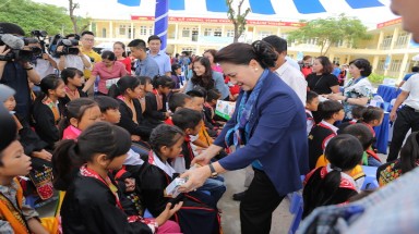  Trẻ em Quảng Ninh đón nhận ngôi trường mới từ Chủ tịch Quốc hội và hơn 71 ngàn ly sữa từ Quỹ sữa Vươn cao Việt Nam