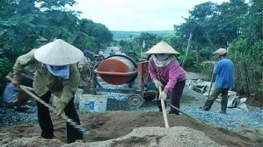  Tự góp kinh phí, ngày công làm đường giao thông nông thôn