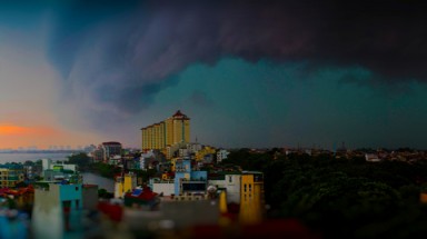  Bầu trời Hà Nội bị 'rạch đôi' trong bão Kai-tak