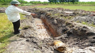   Quảng Bình: Cày đất trồng cỏ, phát hiện bom tạ