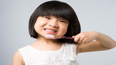 Trẻ 2 tuổi trở lên mới dùng kem đánh răng?