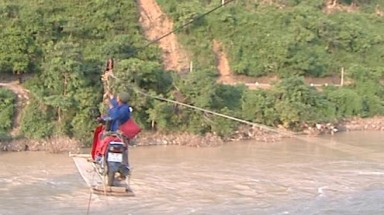 Đu dây cáp vượt "sông dữ" tới trường