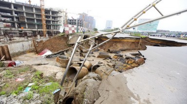  Hà Nội: Đường Lê Văn Lương bỗng nhiên... nứt toác