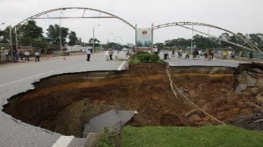  "Hố tử thần” trên đường Lê Văn Lương là do... mưa?