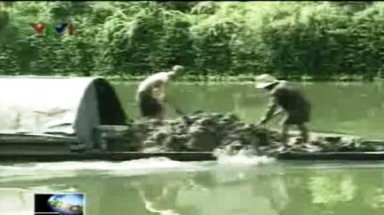 TP Huế: Nạo vét bùn dưới sông rồi lại đổ... xuống sông