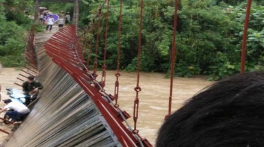 Lũ cuốn bật trụ cầu ở Điện Biên, người và xe treo lơ lửng