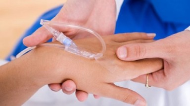 Vì sao tay sưng khi truyền thuốc?
