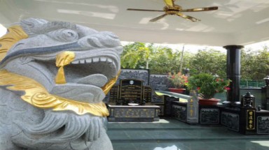 Ngôi mộ "đặc biệt" của... bà bán bún nghìn tỷ