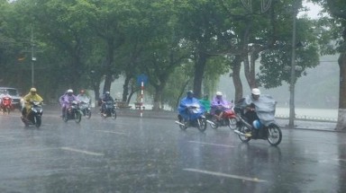 Bắc Bộ có mưa rào và dông diện rộng, Trung Bộ nắng nóng gay gắt