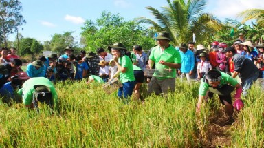 Một ngày làm "nông dân" của đại sứ môi trường