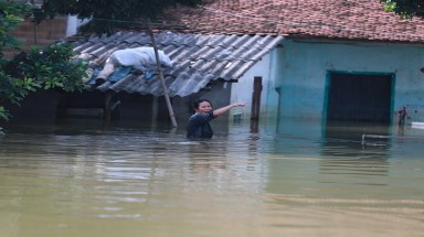 Người dân Hà Nội chống chọi với lũ ít nhất 1 tháng nữa