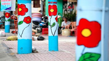 Hoa trên cột điện có thể thành "rác mỹ thuật"