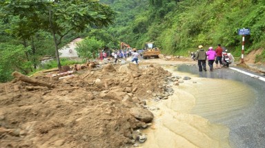 Lai Châu: Hai người bị đất đá vùi lấp mất tích