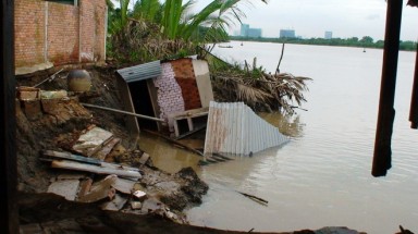   Bờ sông Mương Chuối lại sạt lở, thêm 2 nhà sập