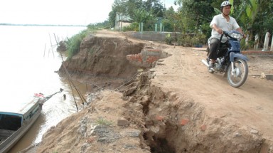 Đồng Tháp: Lũ, sạt lở truy đuổi dân