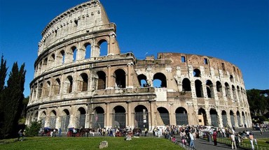   Đấu trường La Mã bị nghiêng