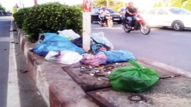 Dải phân cách biến thành bô rác