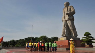 Đoàn đạp xe môi trường hữu nghị Việt-Lào dâng hương Tượng đài Bác Hồ