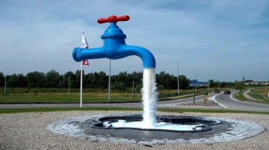  Những vòi nước "khổng lồ" lơ lửng giữa trời